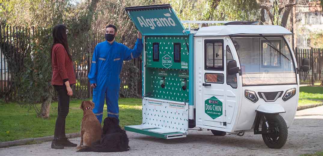 Purina employee and customer