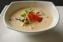 chicken-coconut-soup-with-lemongress